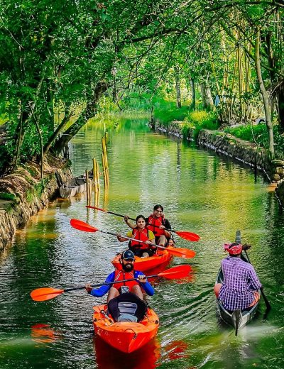 kayak-through-narrow